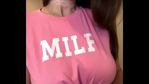 Madrasta de peitos grandes mostra seu roupão rosa