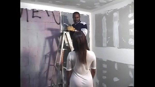 Ebony enceinte_lady Amber Kelly persuaded construction_worker doing interior works to polish her pussy_with his massive tools