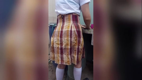 Encuentro A Mi Hijastra Jovencita Estudiante Sola En Casa Lavando Sus Calzones, Hijastra Y Padrastro. thumbnail