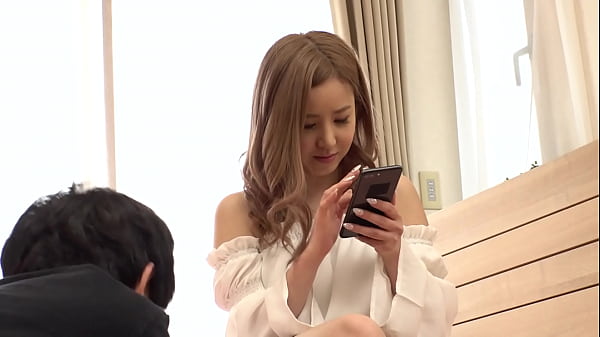 「お願い！1回だけでいいからヤらせて！」ゴムハメだし、感じないだろうと渋々応じてしまったただの作業sexのはずが&hellip; ゴムを外すと&hellip;熱量max！超ド淫乱びちゃびちゃsexに発展！【パート1】 thumbnail
