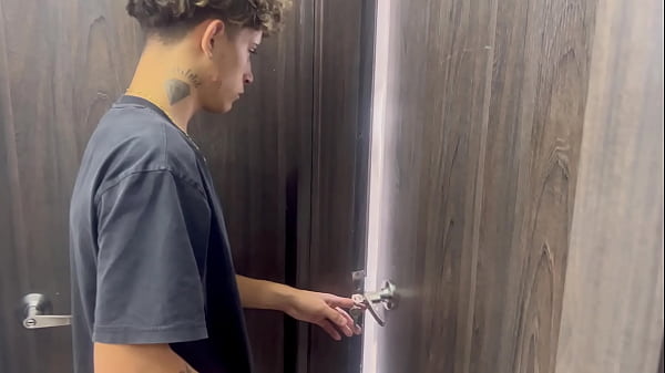 Play MP4 - Entro de sorpresa al cuarto de mi peque&ntilde;ita hermanastra y la encuentro masturbandose con mis fotos&period; SEXO REAL ENTRE HERMANASTROS&period;