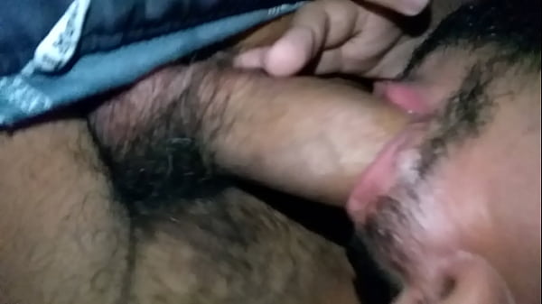 Casado me deu rola dentro do carro (repare a alian&ccedil;a na m&atilde;o dele) 