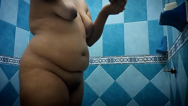 Play MP4 - Esposa entra al cuarto de ba&ntilde;o para ducharse