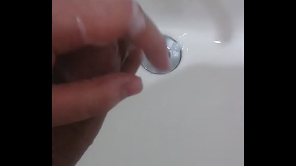 Melando meu pau e esfregando por ele todo 