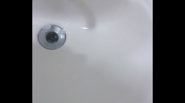 Melando meu pau e esfregando por ele todo