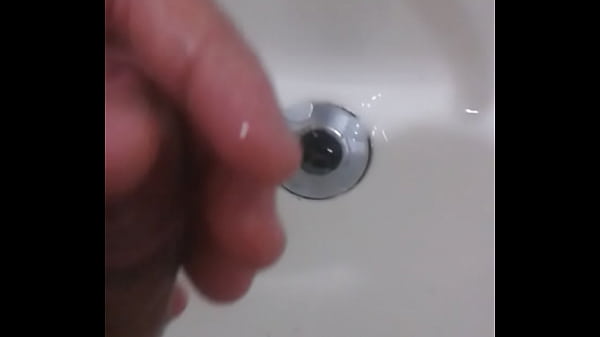 Melando meu pau e esfregando por ele todo 