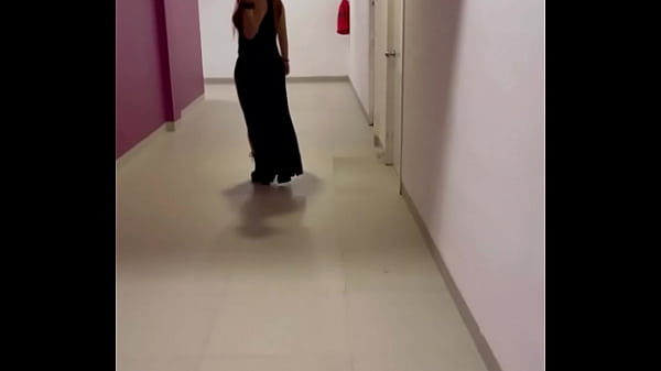 Buscando en los pasillos a un mesero para chingarmelo 