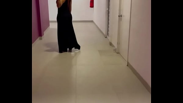 Buscando en los pasillos a un mesero para chingarmelo