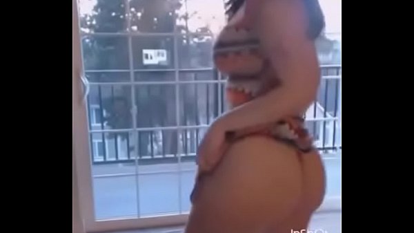 Gostosa tirando a roupa e dançando ao som dedespacito