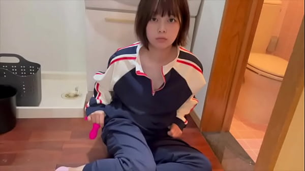 着衣オナニー 中 生の時につけていたジャージを履いたままデンマであの時オナニーしてたようにオナニーしてみました