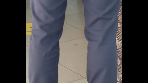 Hombre nalgon en la fila del banco