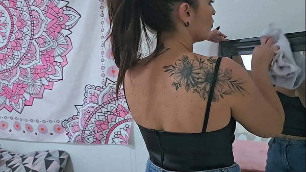 Agatha mama fui entregar a toalha para meu cunhado no banho enquanto eu limpava a casa