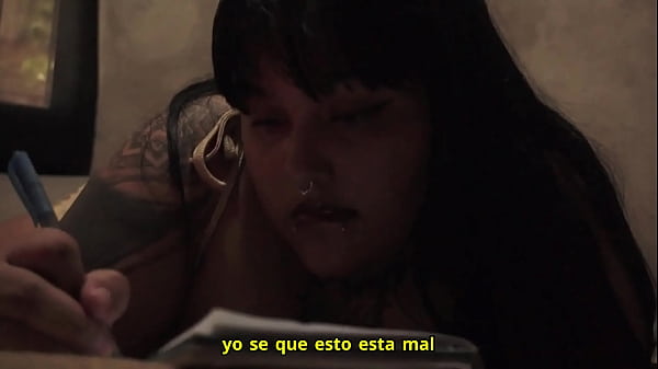 Mi padrastro viene cansado del trabajo y se acuesta en el sillon yo le chupo toda la pija mientras