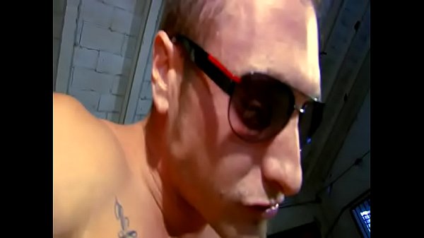 Latines Une nympho latina fait disparaître une longue queue_dans sa_bouche