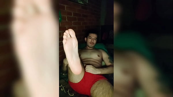 Joven Masturbando Su Verga Gruesa Y Grande En La Noche thumbnail