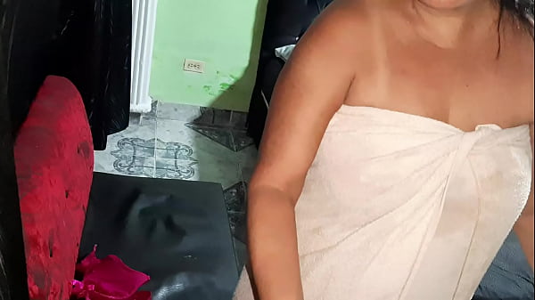 interrumpo_a mi madrastra_mientras_se masturba y me da una_rica mamada