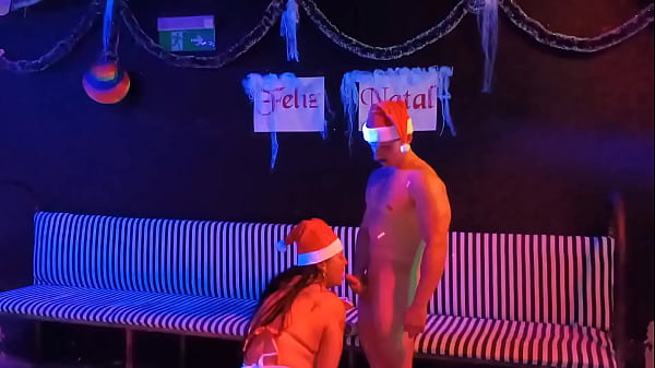 Natal cheio de tes&atilde;o com milf gostosona e Saymon Fitness gozando farto no RED 