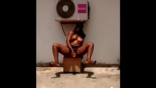 Compilation de photos de elvieslutty au t&eacute;l&eacute;phone avec une mini jupe noire partie 7