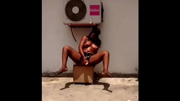 Compilation de photos de elvieslutty au t&eacute;l&eacute;phone avec une mini jupe noire partie 7
