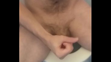Me hago una paja en el ba&ntilde;o y me corro en un vaso por primera vez a peticion 