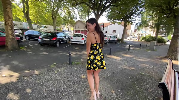 Play MP4 - Elle passe sous le bureau pour une place de serveuse