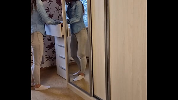 Nonton I Stuck In The Wardrobe, But Got A Blowjob! thumbnail