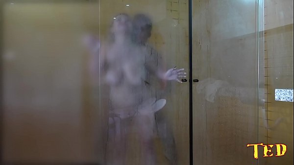 O dotado pegou a loira no banho depois dacena - Rafaella Denardin - Ed j.