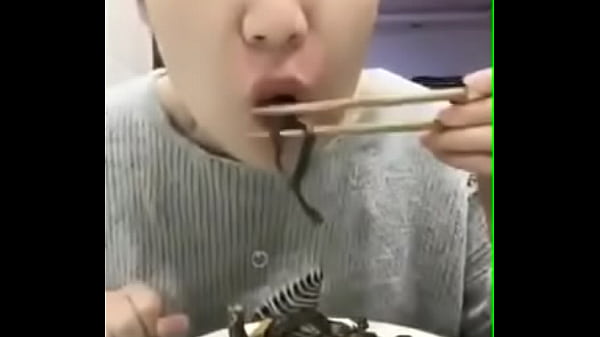 asiática comendo várias pererecas