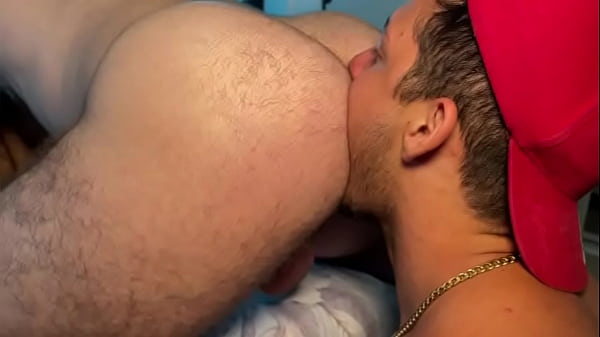 Play MP4 - Eu e o Pauzudo do Cawboy do Marcelo Debian fizemos uma Dupla Pentra&ccedil;&atilde;o no Blessed Boy e enchemos de Leite o Rabo dele