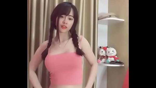 Baila sexy y muestra la cola en pollerita 1/2 