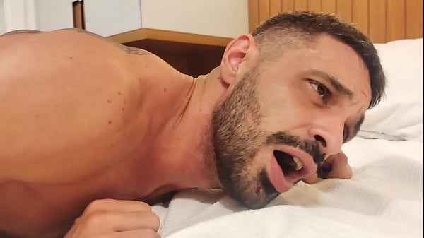 Me folla con su verga larga despu&eacute;s de hacerme mamarla hasta babear 