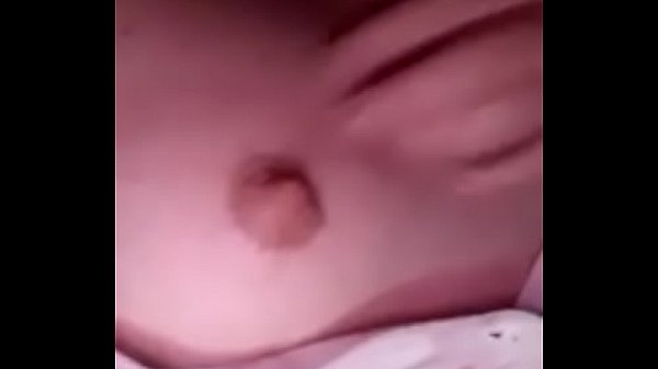 Me muestra sus tetas y me masturbo mi pequeño pene