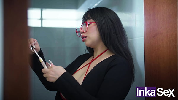 Play MP4 - Psic&oacute;loga de grande culo se aprovecha de joven paciente mientras le realiza una terapia sexual