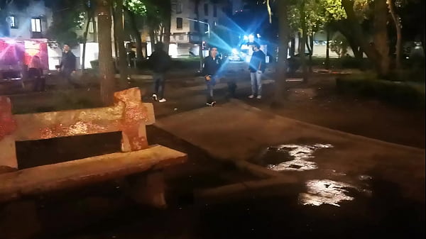 Gang bang en la calle, llega la policia! 