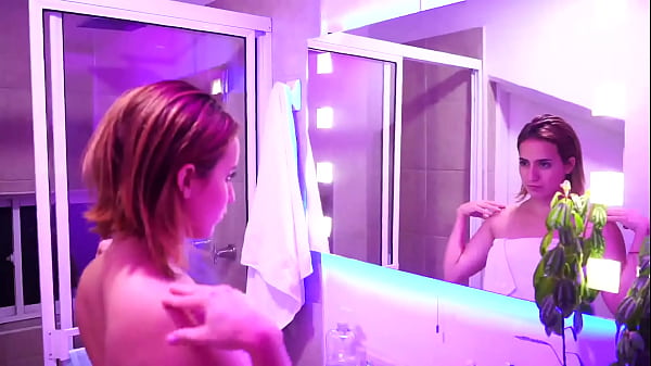 Beforetaking_a showerthis latina play with soap and_make some bubbles