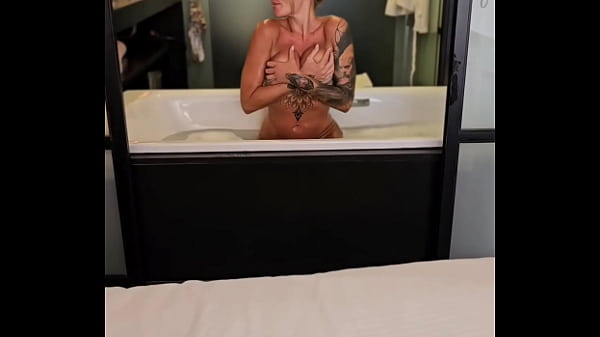 Tu veut me voir dans mon bain ? cliqueswame.com/ /flow/item/534952/ 