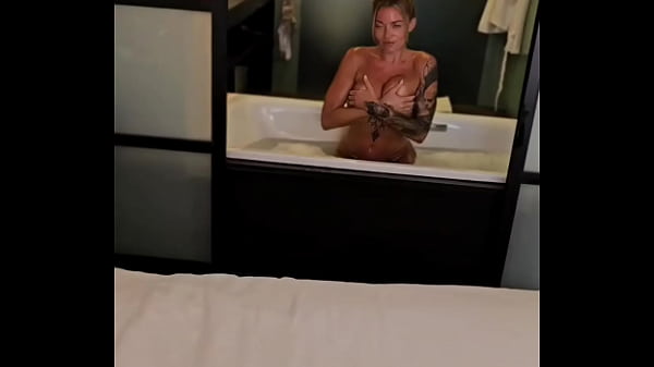 Nonton Tu Veut Me Voir Dans Mon Bain ? Cliqueswame.com/ /flow/item/534952/ thumbnail