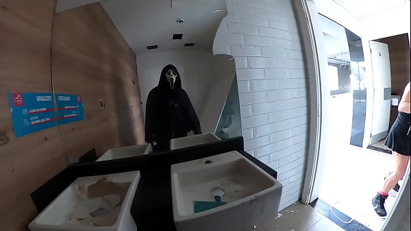 A pol&iacute;cia apareceu entre gritos e risos bastidores sem cortes do halloween 2025 