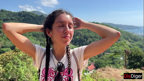 Guy picks up acute girl in the jungleand fucks on the first_date