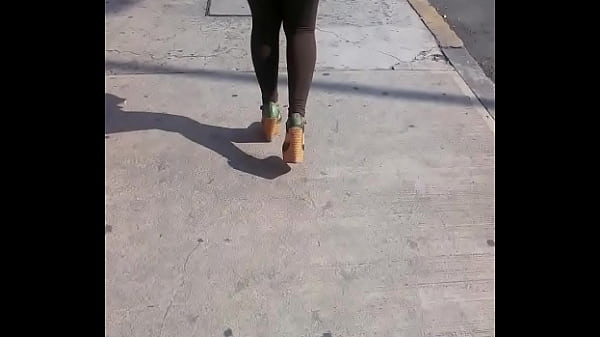 Culo de chava en leggins y tacones 