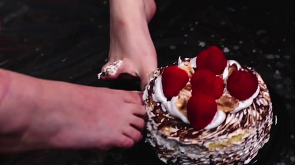 Nonton Feet Crushing Cake - Worship My Dirty Feet thumbnail