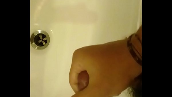 Jalandome la verga en el centro comercial. Casi me abren la puerta 