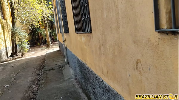 Play MP4 - A novinha completou 18 anos e chamou o amigo pra tirar a virgindade dela no meio do mato