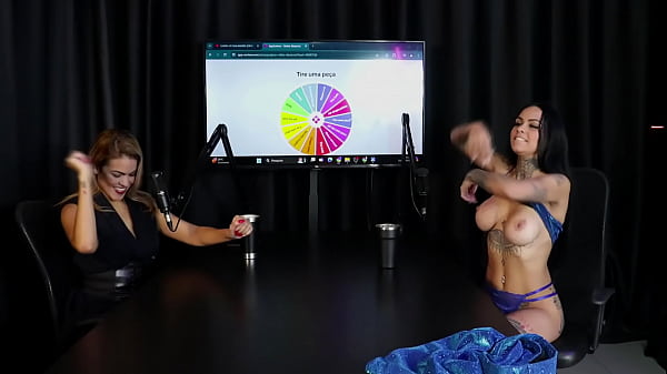 Safada demonstrou seu boquete tira aroupa emostra_seus enormes peitos depois de dizer que_fez atendimento_com famosos Evelyn Buarque SHEERRED