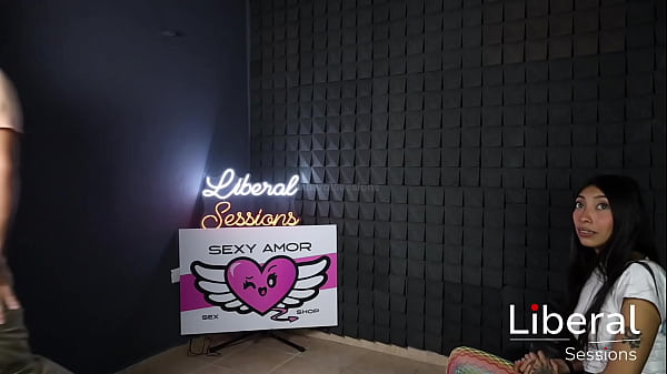 Chica Petite De 19 A&ntilde;os Prueba Una Verga Enorme En Su Ano thumbnail