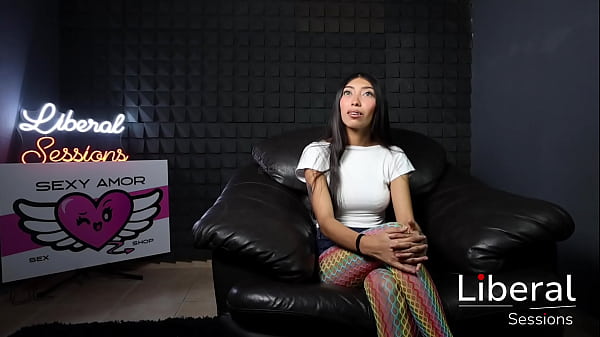 Chica Petite De 19 A&ntilde;os Prueba Una Verga Enorme En Su Ano thumbnail