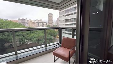 Morena gostosa faz boquete na sacada com estranho que conheceu no hotel 