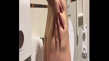 culona se desnuda en ba&ntilde;o publico 