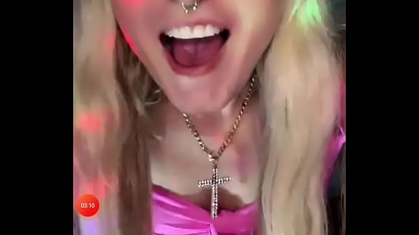 Mostrando a buceta na bigo live 