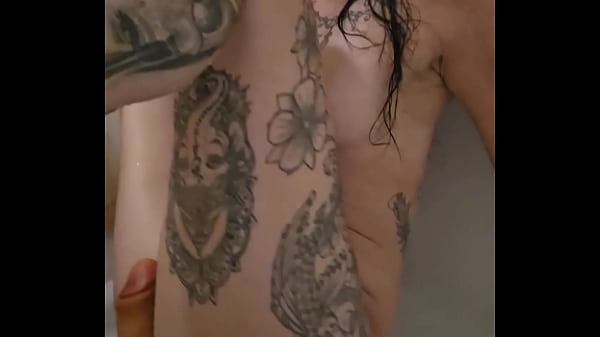 Je joue dans le bain Emy Angel 